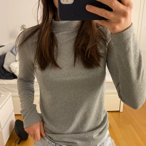 Glittrig polo  - Glittrig polotröja använd endast ett fåtal gånger. 50 kr + frakt. Storlek xs 🤗🤗🤗