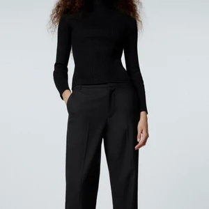 Kostymbyxor  - Supersnygga kostymbyxor från zara med slits. Dom är helt nya och säljer då dom var för stora på mig, slut i storlek på Zaras hemsida!