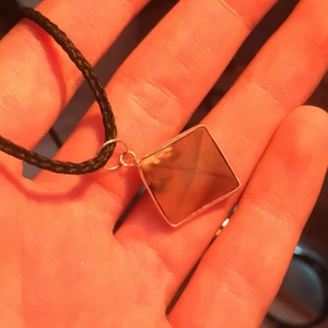 flower agate pyramid halsband - äkta floweragate pyramid omgjord till ett halsband av fake läder, helt nytt skick, väger under 20 gram och kedjan är 45 cm