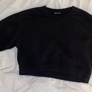 Svart sweatshirt  - Säljer nu denna svarta croppade tröja från zara! Jätteenkel svart sweatshirt! Storlek L! Kom Dm för fler bilder!💓💓💓