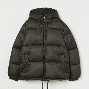 Jacka från HM - Jätte snygg jacka från HM! Den är slutsåld på hemsidan. Storlek S och väldigt bra skick. Buda i kommentarerna💘