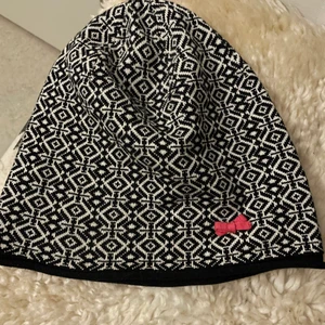 Odd molly mössa oanvänd - köpt förra vintern