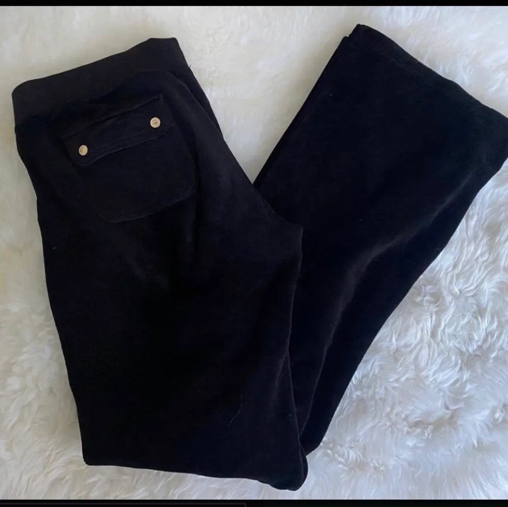 Säljer dessa snygga juicy mjukisar då det är fel storlek. Ny skick!. Jeans & Byxor.