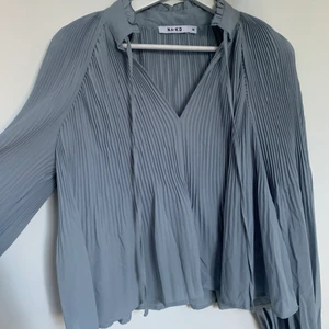 Blå blus ifrån NA-KD  - Ljusblå/turkos färgad blus ifrån NA-KD, i helt nytt skick, använd en gång. Storlek 36