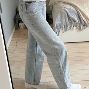 Ljusblå jeans från monki strl 26 - Jeans från monki i modellen Yoko. Jeansen är i gott skick, som nya. Innerbenslängden är ca 80 cm och midjemåttet ca 65. Hör av er vid frågor!