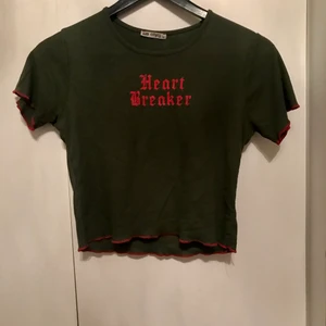 Heart breaker T-shirt  - Skriv privat till mig ifall du vill ha fler bilder eller se plagget på. Kunden står för frakten. 