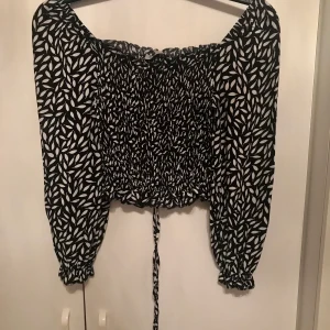 Prickig topp - Aldrig använd. Skriv privat till mig ifall du vill ha fler bilder eller se plagget på. Kunden står för frakten. 