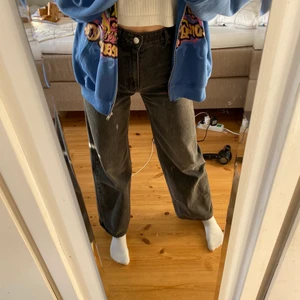 Gråa jeans - Säljer dessa jeans pga lite lite för korta för mig (170) i min smak så de kom ej till så stor användning. Knappt använda🤍🤍🤍