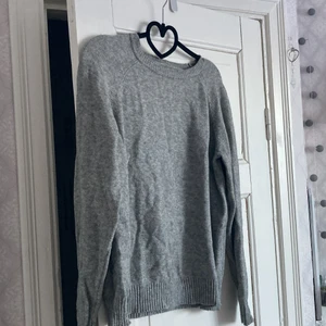 Grå stickad tröja  - Det är en basic vanlig topp. Den är väldigt mjuk och sticks inte alls. Jag har använt den mycket och den ser man skulle dock inte säga att det stör. Om man inte vet att den är använd förut ser man det inte. Passar alla från M till XS skulle jag säga. Säljer för att jag tröttnat på den 