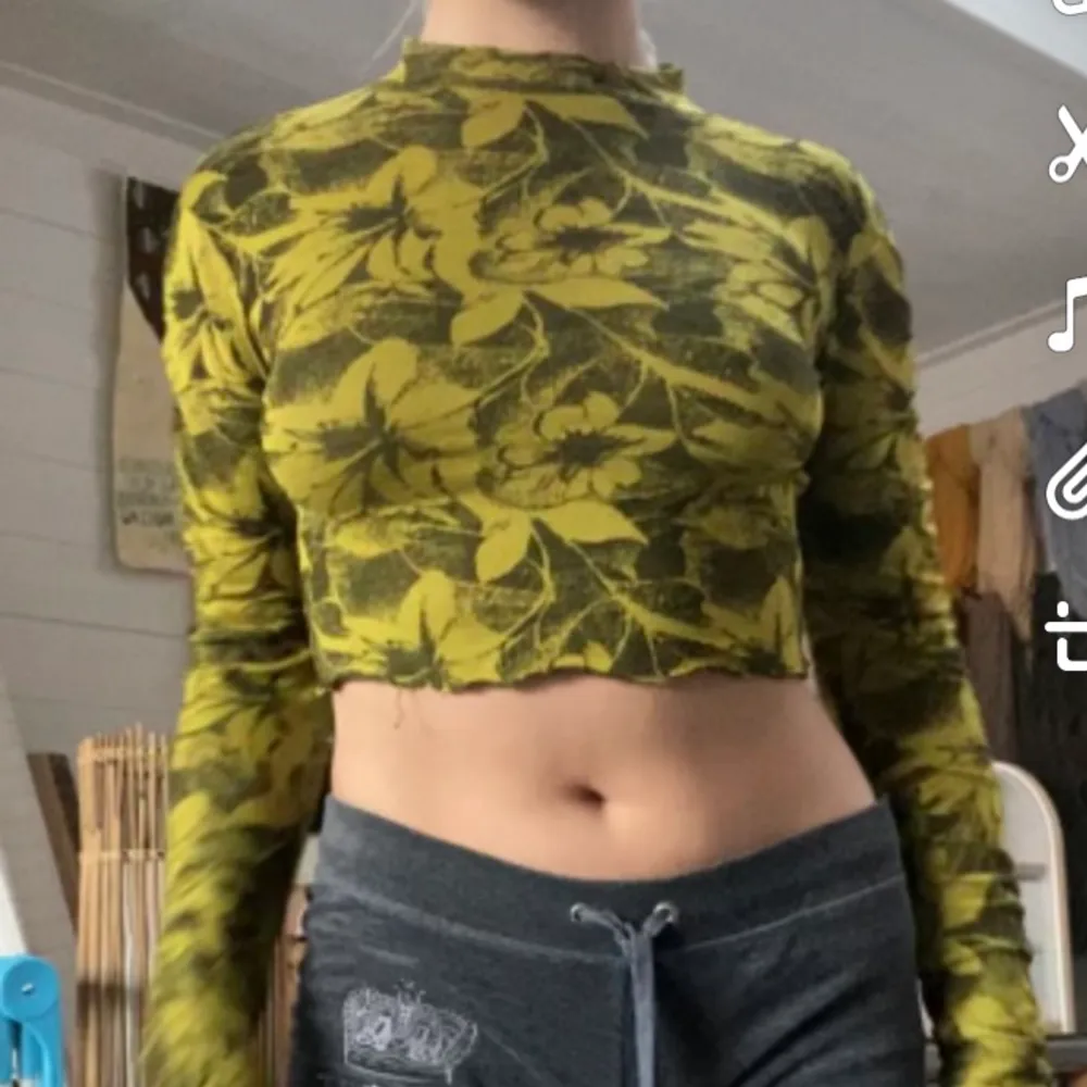 Turtleneck tröja från Zara som jag själv klippt av till en croppad modell! Storlek 36💕 unik design och stretchig i materialet!. Toppar.
