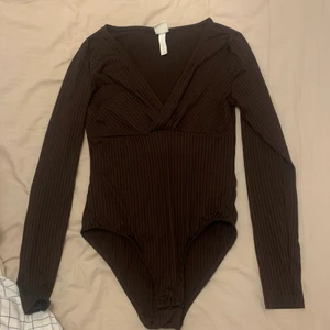 Body - En brun body från hm, köparen står för frakten!