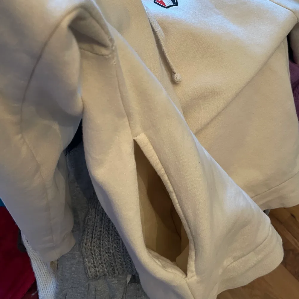 Säljer denna väldigt sparsamt använda hoodie från Svea. Den är i färgen beige och på bild 2 ser man att den ha fickor. Den är köpt från en Svea butik och kommer jag ihåg rätt kostade den runt 300kr (nedsatt). . Hoodies.