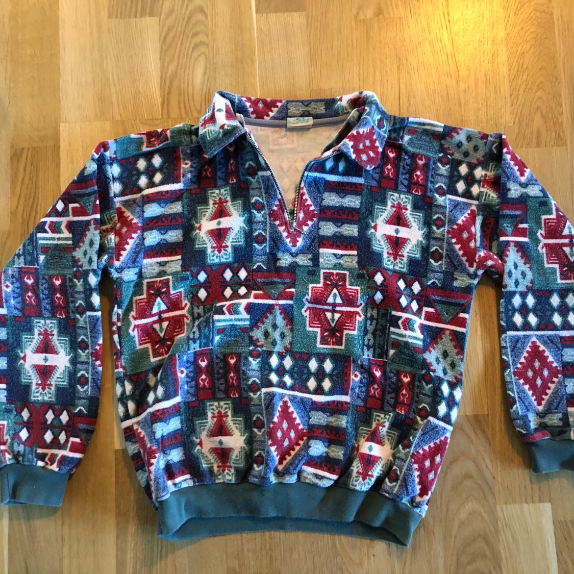 En färglad tjocktröja - 90