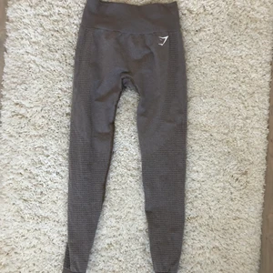 Gymshark thights - Snygga gymsharkthights i beige/brun färg, dem är snygga på men tyvärr för korta för mig som är 180❤️ använd fåtal gånger