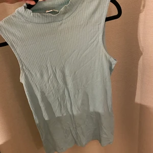 Topp  - Topp från new yorker ( amisu) lite fläckig vid kragen. Storlek S men stretchigt material💖