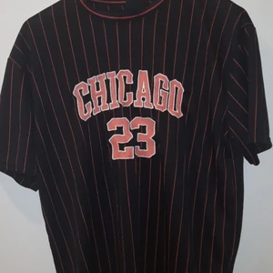 Chicago - Säljer denna fina tröja. Den är stor och skönt att ha, overside. Den är i ett bra skick. Gott som ny faktiskt, använt ett få tals gånger, men den är inget för mig. Köparen står för frakt. Priset kan diskuteras och vi kan komma överens om ett bra pris tillsammans.:)