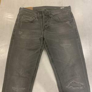Dondup jeans i storlek 32, gråa med lätt slitning på jeansen. Väldigt bra kvalité och inga synliga tecken på användning. Jeansen är low waist