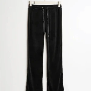 cecilia velour trousers - hej, säljer dessa mjukisar från Gina Tricot i storlek xs för 160kr, materialet är som det är och har bara varit använda ett fåtal gånger. 