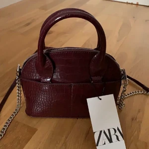 Zara väska - Säljer min vinröda väska från zara som är nästintill oanvänd❤️❤️