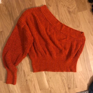 One shoulder  - fett fin one shoulder stickad tröja i roströd\ orange. aldrig fått använing för den förutom en gång men den är väldigt fin och nästan som ny