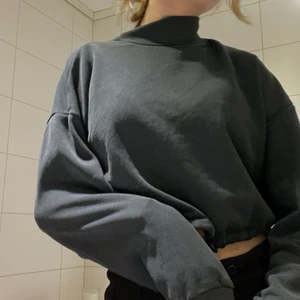 Sweatshirt  - En härlig typ av sweatshirt. Den är lite ”cropped” och justerbar. Funkar att använda året om. Kommer från hm och använt skick men fortfarande bra. Köparen står för frakt 💗