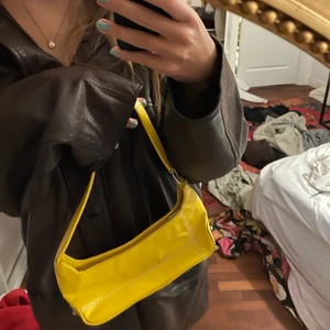 Gul shoulder bag - Liten gul shoulder bag. Perfekt festväska eller bara en nice detalj till outfiten. Rymligare än vad man tror! Köparen står för frakt. Skriv vid eventuella frågor 😍💜💕🧡💙💛🤞🏽