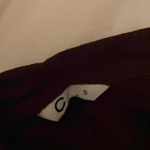 Cubus tröja storlek: s - Den är i storleken s lite liten i storleken och är INTE oversized. Jag skulle säga att den är i XS. Den är vinröd lite gult ljus på bilderna!