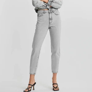 Jeans (dagny) Gina tricot - De helt slutsålda populära dagny jeansen från Gina tricot! Inte använda så mycket, inget slitage eller något (kom privat för mer bilder)💖 storlek 34-36(XS-S). Nypriset är 600, mitt pris är 300 inklusive frakt