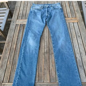 Levis jeans 501 - Säljer mina levis jeans pga att jag har växt ur dom. Köpte dom online från levis hemsida men växte ur dom rätt så fort. Dom sitter väldigt bra på och är super bekväma. Köparen står för frakt