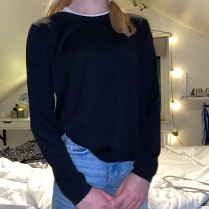 STOCKHOLMSTIL TRÖJA  - SVART GLITTRIG TRÖJA MED KNAPPAR PÅ RYGGEN