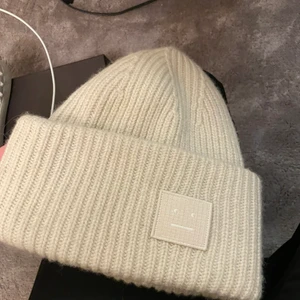 Sälje/byter acne mössa - Typ ny mössa från acne. Vill byta till en svart eller sälja den för 900kr