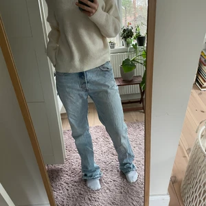 Jeans - Säljer dessa jättesnygga lite oversized jeans. Det är mid Rise straight modellen i ljusblå. Säljer då jag har för många jeans.