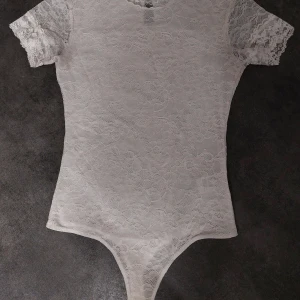 Spetsbody  - Vit spetsbody från Bik Bok, med inertyg.