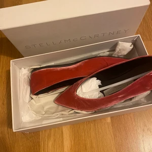 Stella McCartney ballerinor - Säljer dessa superfina skor från Stella McCartney, använt de Max 3 gånger. Materialet är i sammet vilket gör skorna extra lyxiga!! Dustbag, kartong och äkthetsbevis medföljer. Ordpris ca 5000kr. Storleken 37,5 men skulle säga att den även passar en 38a.