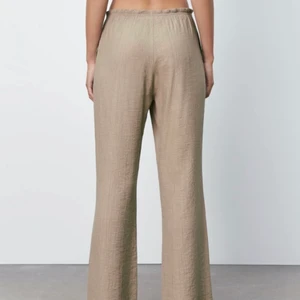 Zara mid waist byxor - Säljer dessa liknande linnebyxor ifrån Zara, dem är mid waist. Storlek S oxh sitter bra i längden (170cm). Köpte dem i sommras💗