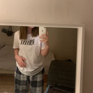 Nirvana tröja - as ball tröja ifrån H&M köpt från herr avdelningen 2019, säljs för att den inte längre kommer till någon användning nå mer, fortfarande i väl skick och finns inga defekter!🤍