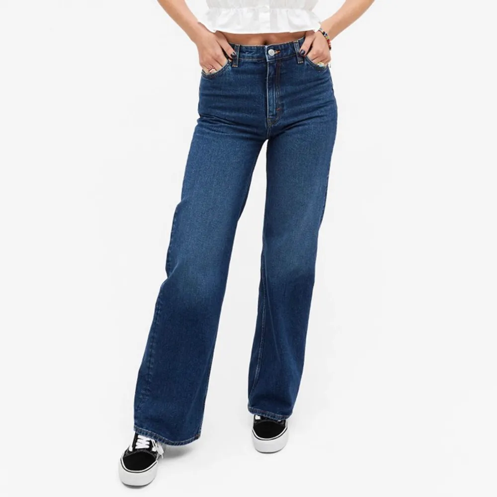 Säljer mina yoko jeans från monki, strl 27.  Sparsamt använda !! Billigt pris då de inte är min stil längre och mest bara vill få mer space i garderoben 😅. Jeans & Byxor.