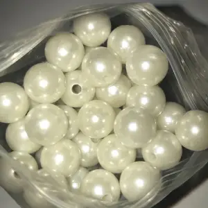 Säljer dessa vita fina pärlor som man kan göra jättefina armband med. Säljer ej separat utan bara i pack. I packet är det 110 st.