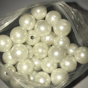 Vita fina pärlor, 110 st - Säljer dessa vita fina pärlor som man kan göra jättefina armband med. Säljer ej separat utan bara i pack. I packet är det 110 st.