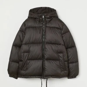 Svart pufferjacka - INTRESSEKOLL💕 är det någon som skulle vara intresserad av denna snygga inprincip oanvända jacka i stl XS, skulle säga att den även passar s/m. Nypris 400 kr