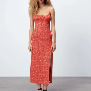 Sommar klänning - Röd klänning från zara köpt i sommras och ENDAST använd på midsommar. Storlek S. Nypris 400🌟