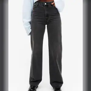 Svarta (washed black) jeans från monki i strl 27. Sparsamt använda. Säljer billigt då det inte riktigt är min stil längre🥰🤷‍♀️