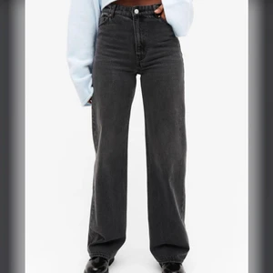 YOKO JEANS SVARTA från Monki - Svarta (washed black) jeans från monki i strl 27. Sparsamt använda. Säljer billigt då det inte riktigt är min stil längre🥰🤷‍♀️