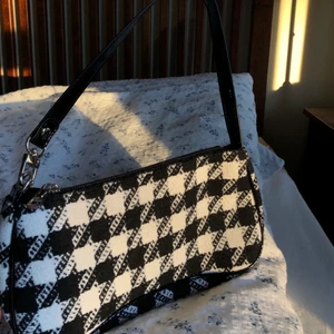 Axelremsväska!  - Säljer denna supersnygga oanvända väska från Shein! Säljer pågrund av att det inte riktigt är min stil längre! Kan mötas upp eller skickas! 💗💗💗