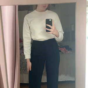 Manschester tröja  - Långärmad tröja i manchestertyg köpt från H&M, i strl XS.  Vid frågor är det bara att skriva!🥰  Nytvättad!