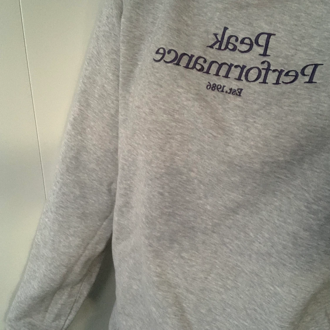 Grå peak performance tröja  - 90