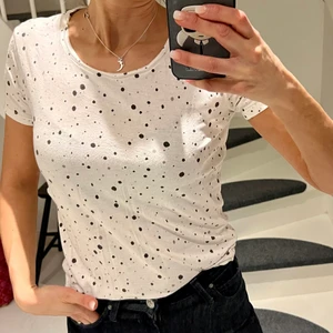 Second Female top - Underbar top från Second Female. Mönstret så fint, vit bas med prickar i olika storlekar i grått och svart. Stlk S. Använd fåtal ggr. 