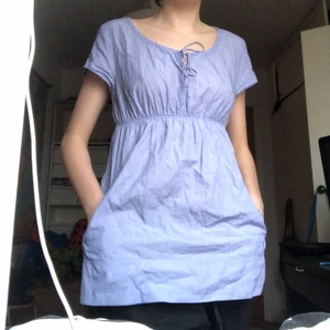 Ljusblå blus - Säljer denna våriga tröja! Tyget är smått, smått ribbat. Fickor på sidorna av tröjan. 