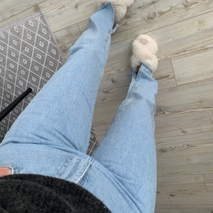 jeans med slits - Jeans i fint skick me slits, storlek 34 men passar även 36 de är från Nakd