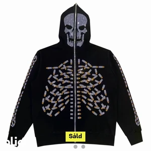  Rhinestone Hoodie - Är osäker på att sälja denna hoodien⚠️ cool Hoodie som jag köpte här på Plick,använd några gånger men ser fortfarande bra ut,storleken är xs men passar även bra som s,skriv priv om fler bilder eller om frågor💕